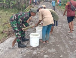 Dipikul Siapa Takut,,,,,Satgas TMMD Tetap Semangat Dekatkan Air