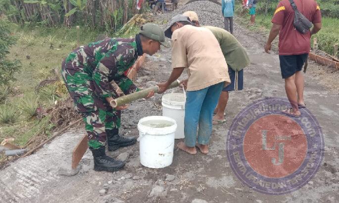 Dipikul Siapa Takut,,,,,Satgas TMMD Tetap Semangat Dekatkan Air