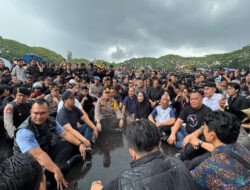 Kapolresta Malang Kota Basah Kuyup, Duduk Bersila Ngobrol Bareng Mahasiswa Saat Suarakan Aspirasi