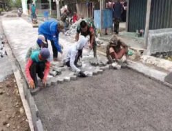 Karya Bakti TNI, Sertu Suyanto Terjun Langsung Bantu Warga Pasang Paving