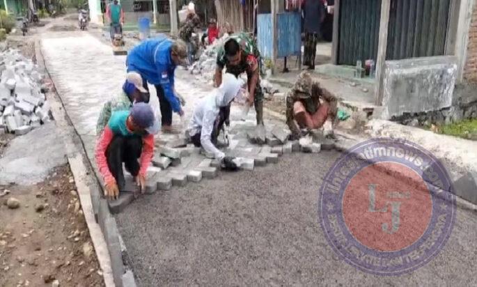 Karya Bakti TNI, Sertu Suyanto Terjun Langsung Bantu Warga Pasang Paving