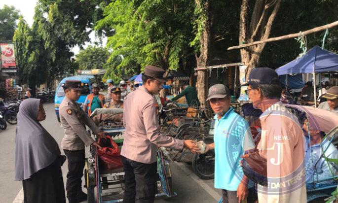 Berbagi Kebahagiaan, Kapolsek Sidayu Naik Becak Bagikan Nasi Bungkus Gratis