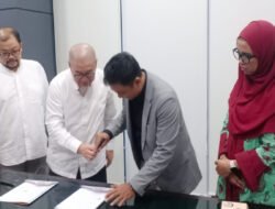 Kesepakatan Kerjasama Stikosa AWS dengan Fisip Unair