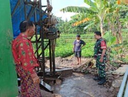 Dukung Kebutuhan Air, Babinsa Jogorogo Mendampingi Pengeboran Sumur untuk Pertanian