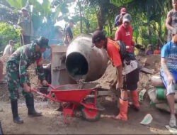 Wujud Kebersamaan, Babinsa Koramil 0801/03 Arjosari Gotong Royong Pembuatan Cor Jembatan