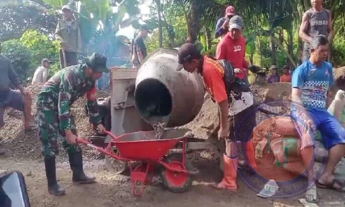 Wujud Kebersamaan, Babinsa Koramil 0801/03 Arjosari Gotong Royong Pembuatan Cor Jembatan