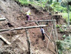 Anggota Kodim Ponorogo Kerja Bakti Buat Jembatan Penghubung dan Penopang Pipa Irigasi