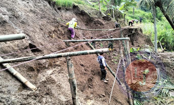 Anggota Kodim Ponorogo Kerja Bakti Buat Jembatan Penghubung dan Penopang Pipa Irigasi