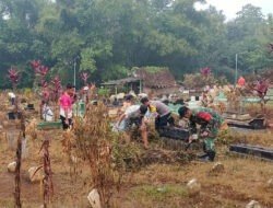 TNI-Polri dan Warga Kompak! Gotong Royong Bersihkan TPU di Trenggalek