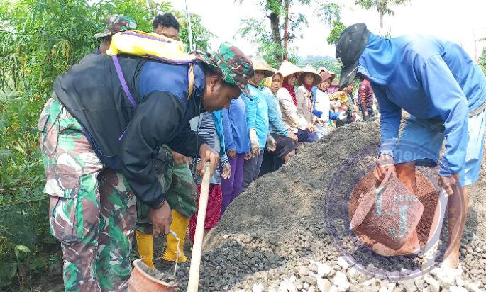 Srikandi Kalinanas Tak Kalah dengan Satgas TMMD