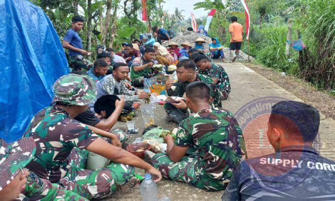 Eratkan Hubungan Emosional, Satgas TMMD Makan Siang Bersama