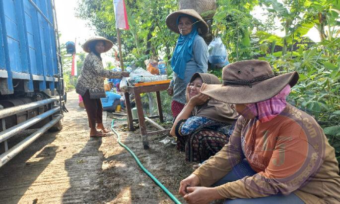 Bunga Desa Kalinanas Beri Semangat dan Dukungan Satgas TMMD