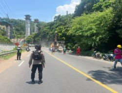Kapolres Probolinggo Datangi Lokasi Pastikan Penyebab Jatuhnya Batu Besar di Jalan Raya Paiton