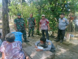 Danramil 05/Pasar Kliwon Dan Babinsa Sangkrah Terjun Langsung ke Lokasi Bantu Evakuasi Warga Akibat Banjir