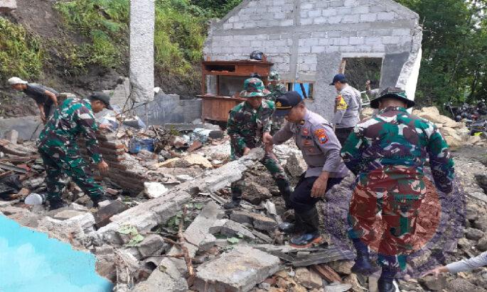 Rumah Warga Tertimpa Tanah Longsor, TNI Polri Bersama Masyarakat Gotong Royong Atasi