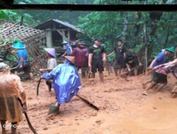 Tanggap Bencana, Babinsa Koramil 0801/03 Arjosari Sigap Bantu Rumah Warga Tertimbun Longsor