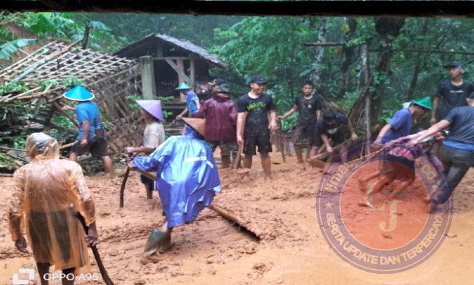 Tanggap Bencana, Babinsa Koramil 0801/03 Arjosari Sigap Bantu Rumah Warga Tertimbun Longsor