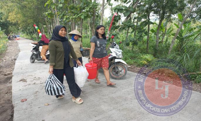 Antusias Ibu ibu Pembawa Senyum Mewarnai Pelaksanaan TMMD di Desa Kalinanas