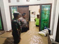 Sinergitas Polisi dan TNI Evakuasi Warga Terdampak Banjir di Kota Mojokerto