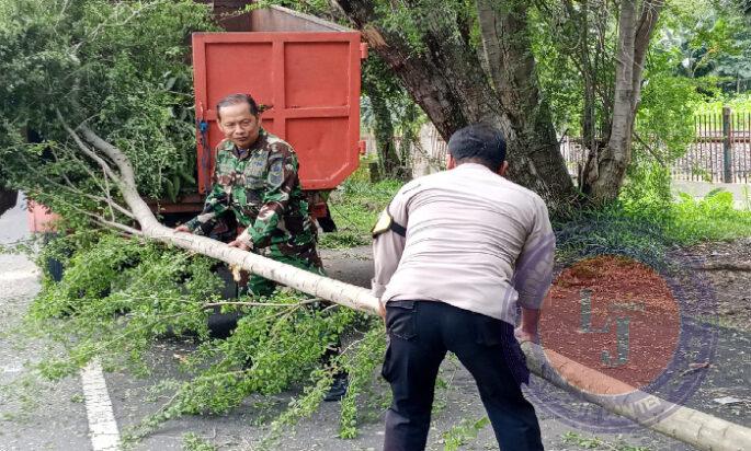 Melalui Kerja Bakti, Babinsa Manahan Bersinergi dengan Bhabinkamtibmas, Elemen Pemerintah Serta Warga Masyarakat