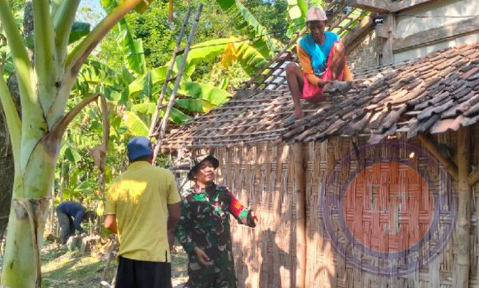 Babinsa Koramil Widodaren Bersama Warga Gotong Royong Perbaiki Rumah Warga Tidak Mampu