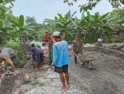 Babinsa Gotong Royong Bangun Talud Jalan, Wujud Nyata Kemanunggalan TNI dan Rakyat