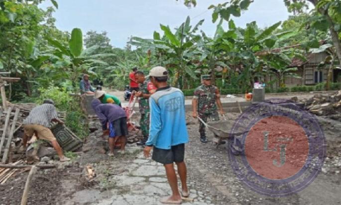 Babinsa Gotong Royong Bangun Talud Jalan, Wujud Nyata Kemanunggalan TNI dan Rakyat