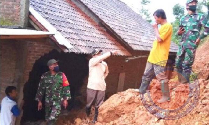 Kompak, Polisi bersama TNI dan BPBD Tangani Longsor yang Menimpa Rumah Warga