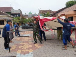 Antisipasi Evakuasi Korban Banjir, Babinsa Joyotakan Bersama Linmas Gelar Latihan Pemasangan Tenda Darurat