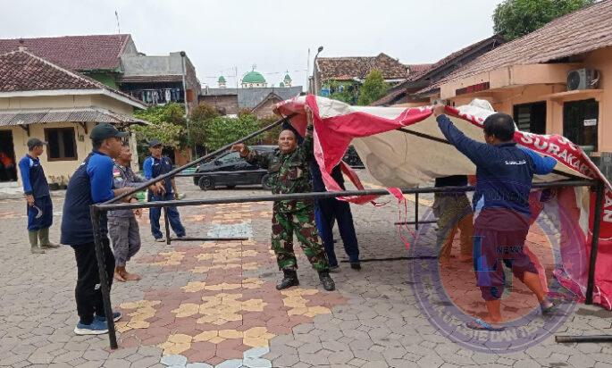 Antisipasi Evakuasi Korban Banjir, Babinsa Joyotakan Bersama Linmas Gelar Latihan Pemasangan Tenda Darurat