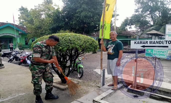 Jelang Bulan Suci Ramadhan Babinsa Bersama Warga Gotong-royong Bersihkan Masjid