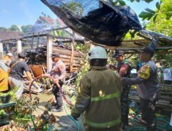 Respons Cepat! TNI-Polri dan Damkar Trenggalek Beraksi Padamkan Kebakaran di Pemukiman Warga