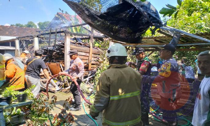 Respons Cepat! TNI-Polri dan Damkar Trenggalek Beraksi Padamkan Kebakaran di Pemukiman Warga