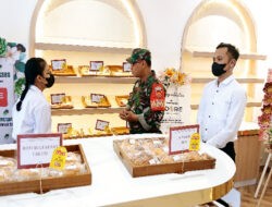 Jalin Keharmonisan dengan Masyarakat, Babinsa Kratonan Sambangi Toko Roti
