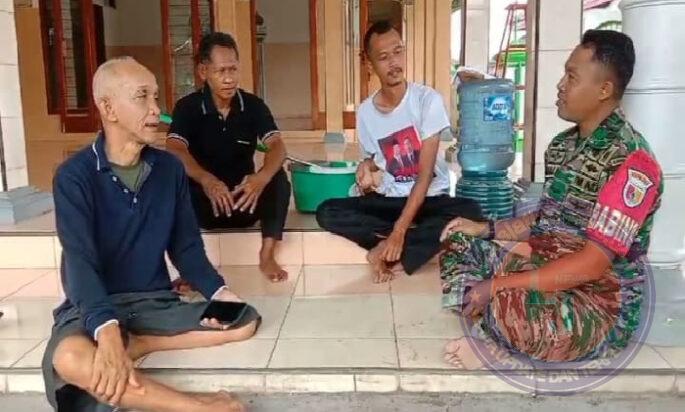 Jalin Silaturahmi, Babinsa Majasem Koramil 0805/09 Kendal Laksanakan Komsos dengan Warga Masyarakat