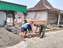 Wujud Nyata Bakti TNI, Babinsa Posramil Pitu Bantu Pembangunan Musholla di Desa Papungan