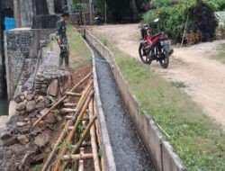 Penuhi Kebutuhan Pengairan, Babinsa Koramil 0801/03 Arjosari Cek Irigasi Persawahan