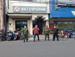 Babinsa Jayengan Amankan Ibadah Minggu Pagi