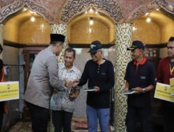 Baksos Polri Presisi Polresta Malang Kota Bersama Mahasiswa Bersihkan Masjid Hingga Beri Bantuan Sembako
