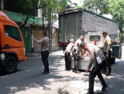 Cegah Laka Lantas, Polisi Tambal Jalan Berlubang di Pasuruan yang Tak Kunjung Diperbaiki