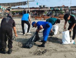 Refleksi HSN Polisi dan Mahasiswa UIM Bersihkan Sampah di Dermaga Branta Pesisir Pamekasan