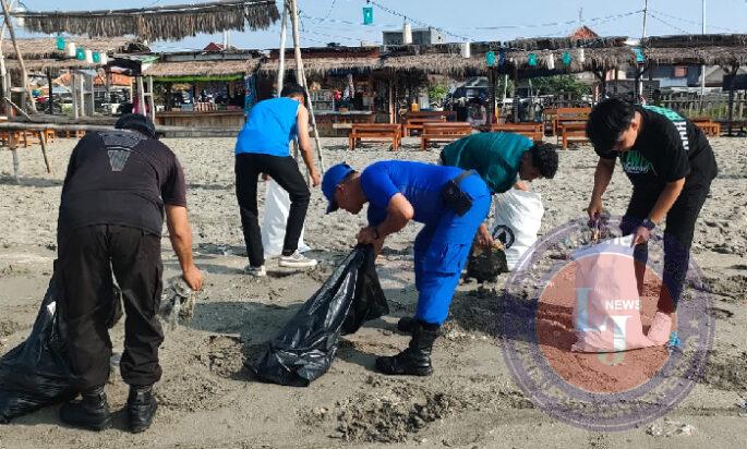 Refleksi HSN Polisi dan Mahasiswa UIM Bersihkan Sampah di Dermaga Branta Pesisir Pamekasan