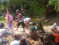 Babinsa Bersama Warga Gotong Royong Perbaiki Jembatan yang Rusak