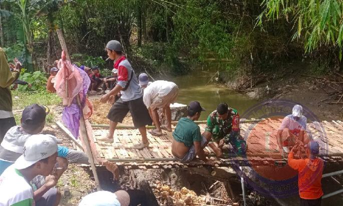 Babinsa Bersama Warga Gotong Royong Perbaiki Jembatan yang Rusak