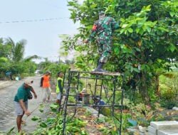 Peduli Lingkungan, Babinsa Bringin Bersama Warga Kerja Bakti Perbaikan Lampu Jalan