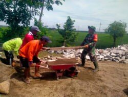 Babinsa Koramil 0805/12 Mantingan Bersama Warga Melaksanakan Kegiatan Kerja Bhakti Pavingisasi