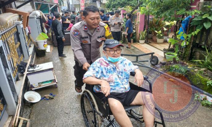 TNI-Polri Bantu Evakuasi Korban Banjir 1,5 Meter yang Mau Cuci Darah