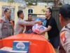 Polri-TNI Bagikan Makanan ke Warga Terdampak Banjir di Sawangan, Depok