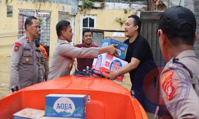 Polri-TNI Bagikan Makanan ke Warga Terdampak Banjir di Sawangan, Depok