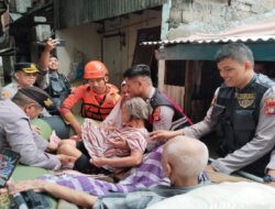 Polisi Evakuasi Lansia Korban Terdampak Banjir di Cengkareng